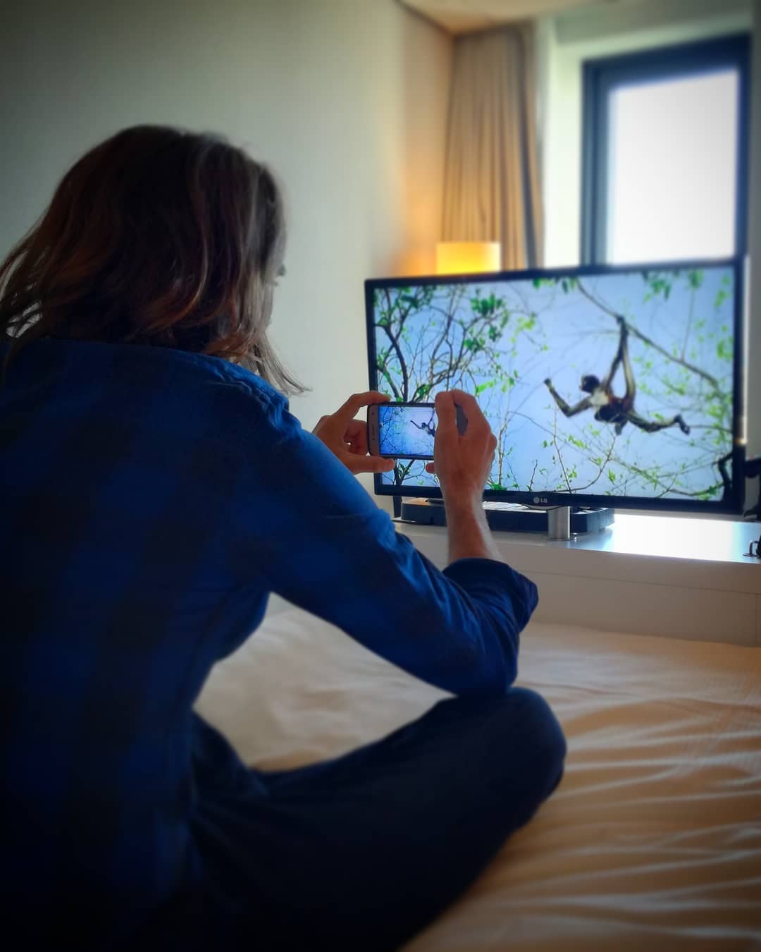 Michael Sanderson from @atelesfilms proudly watches the sequence of spider monkeys filmed in the rainforest of #Guatemala for #planetearth2 right now on BBC1.
.
.
.
.
#planetearth2 #bbc #jungles #rainforest #spidermonkeys #onlocation #wildlife #lifebeforecorona #behindofthescenes #michaelsanderson #davidattenborough #hanszimmer